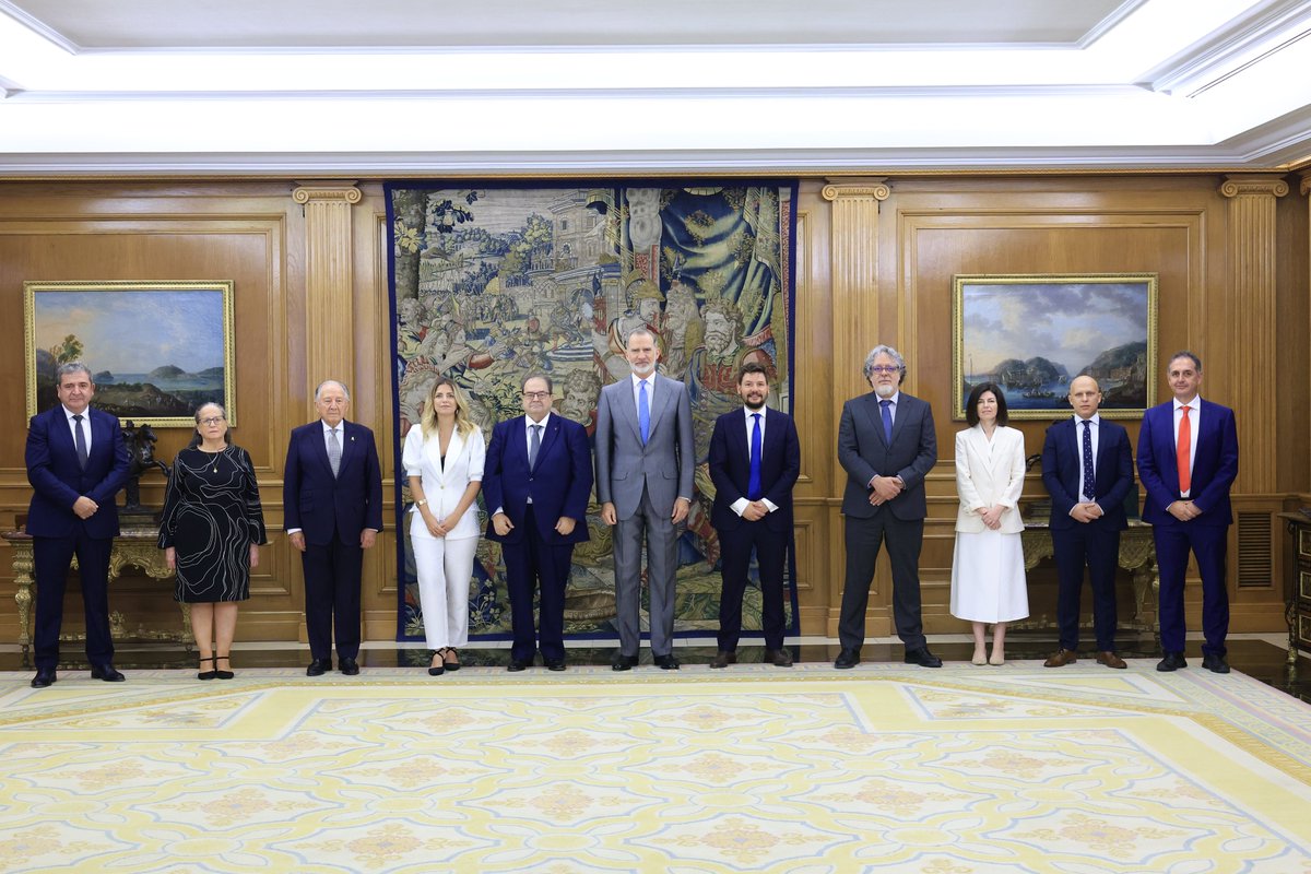 CasaReal's tweet photo. Audiencia del Rey a una representación de la Fundación Fernando Núñez con motivo de la conmemoración del 850º aniversario de la donación, por el Rey Don Alfonso VIII de Castilla, de la Villa de Uclés y su castillo a la Orden de Santiago.

➡️https://t.co/61W31Qv8TM https://t.co/mSh54D3RGM