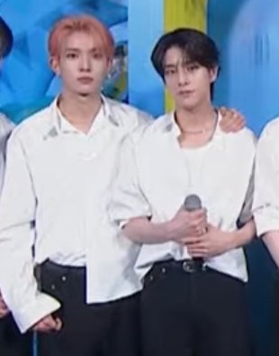 userikeu's tweet photo. no one's taking him away from u hee 😭 https://t.co/2qZc3HZTyq