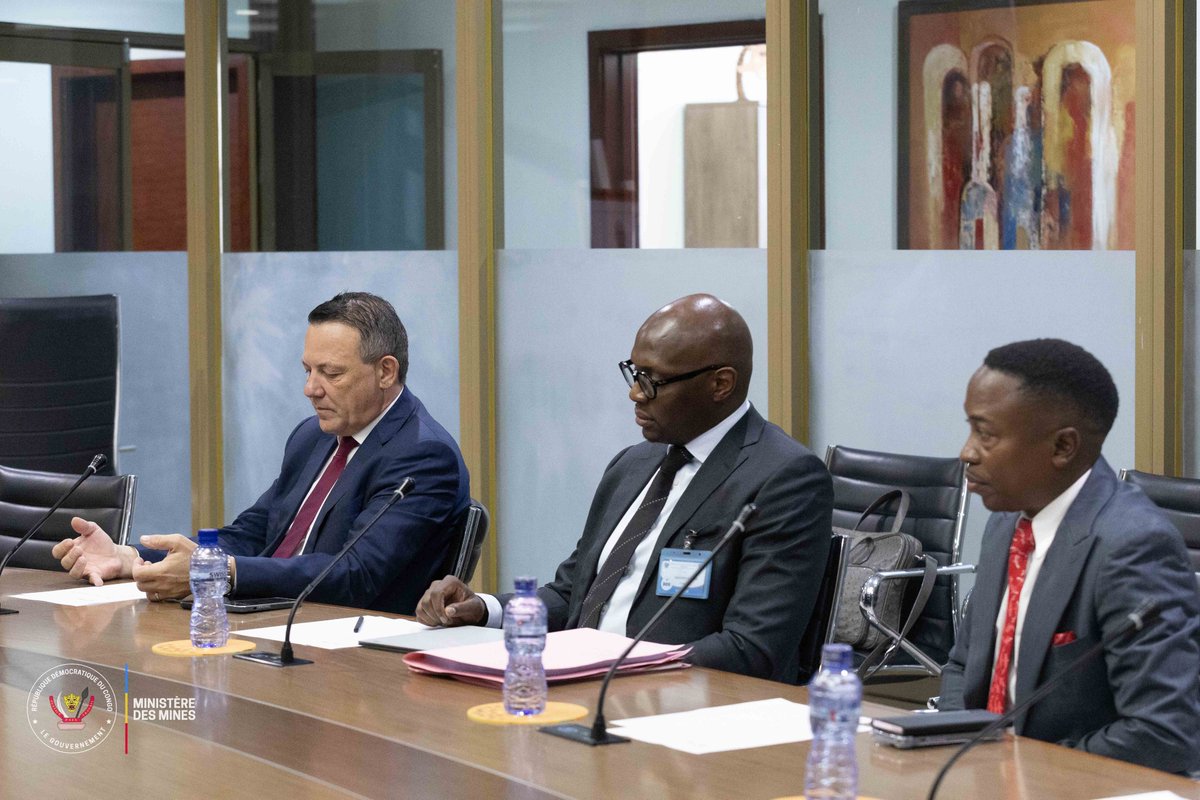 MinMinesRDC's tweet image. #RDC_MINES | 17.07.2024
Le Ministre des Mines, KIZITO PAKABOMBA, s’est entretenu dans son cabinet de travail avec une délégation de la Société minière Eurasian Resources Group Africa (ERG AFRICA) conduite par son PDG, Nicolas TREAND. 1/2

#CELLCOM
