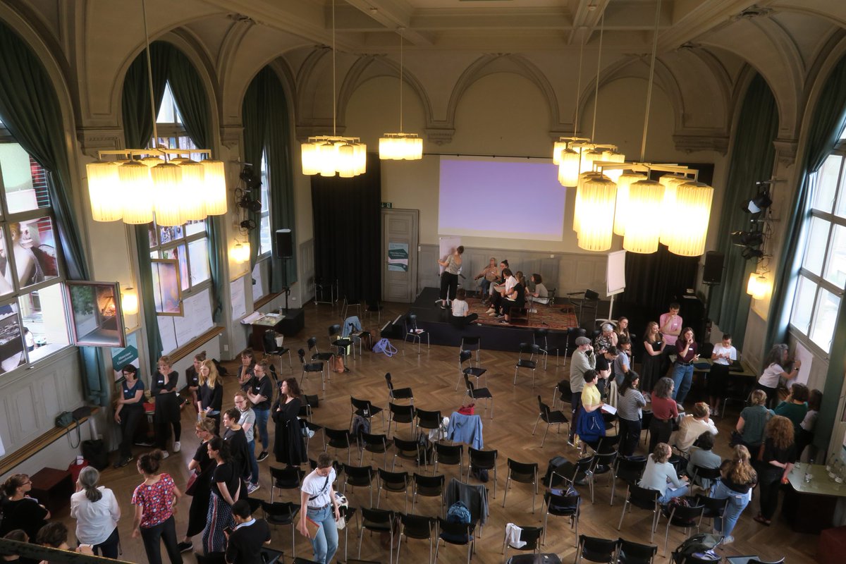 «Holen wir uns die Närrinnen*-Freiheit zurück!»
Carla Burkhard hat fürs <a href="/etue_/">Elfenbeintürmer</a> einen Artikel über ihre Eindrücke von der <a href="/Historikerinnen/">Historikerinnennetzwerk Schweiz</a> -Unconference geschrieben, die anfangs Juni in Bern stattfand:
etue.ch/holen-wir-uns-… 
Bild: Gosteli-Stiftung, Tabea Fröbel