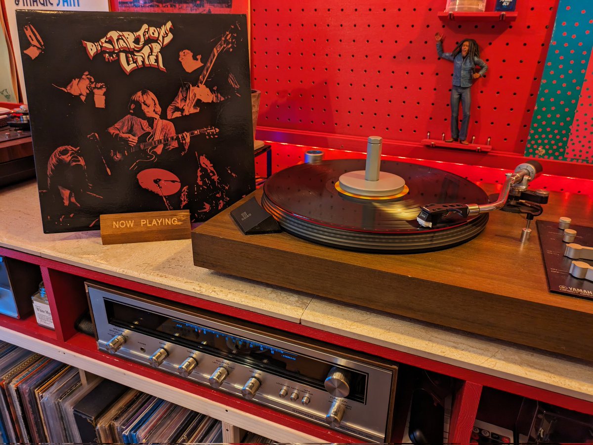masanjett's tweet photo. 今夜はコチラ「The Litter/Distortions」
プライベーツ観たらコレ聴いちゃいます🖤
#actionwoman #vinylrecords https://t.co/PcAsNLhZBW