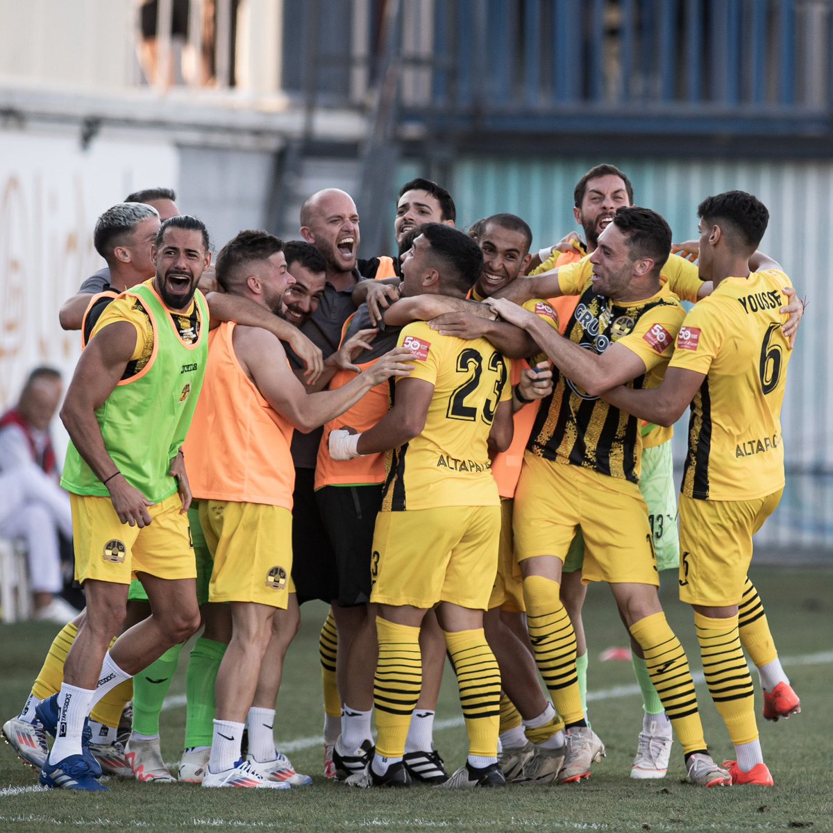 UEStaColoma's tweet photo. 🟡⚫ Ens estrenem a la Champions League de la millor manera possible, per la porta gran 

#somiarengran 
#somcolomencs 
#ForçaUE🐿️ 
#championsleague https://t.co/6wRu59dUqk