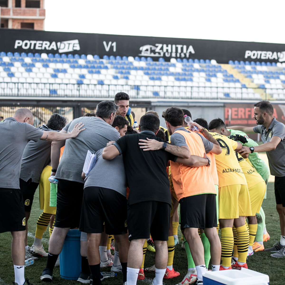 UEStaColoma's tweet photo. 🟡⚫ Ens estrenem a la Champions League de la millor manera possible, per la porta gran 

#somiarengran 
#somcolomencs 
#ForçaUE🐿️ 
#championsleague https://t.co/6wRu59dUqk