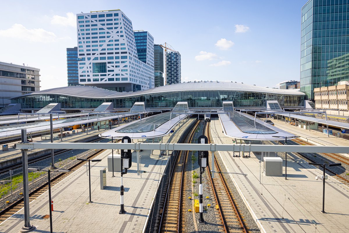 Het perron bij spoor 5 van Utrecht Centraal wordt verbreed. Zo is het beter geschikt voor de dagelijks duizenden reizigers. Van vrijdag 30 augustus tot en met zondag 8 september moeten reizigers voorbereid zijn op gewijzigde vertreksporen.
prorail.nl/nieuws/drukste…