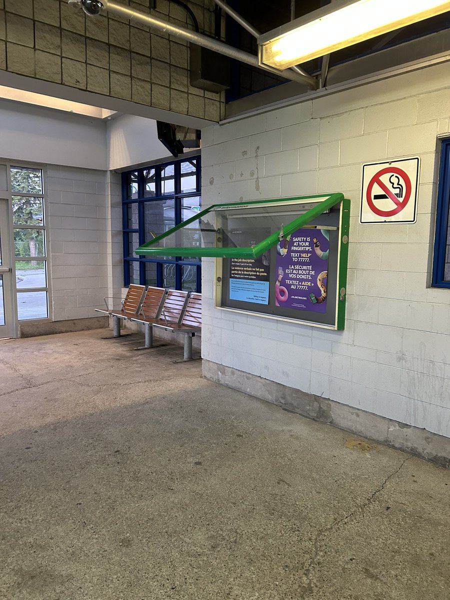 Msbrownie2's tweet photo. @GOtransitLW appleby go station, you need to get this addressed asap! Just slammed my face into this while grabbing my presto card! https://t.co/Spoi24ZWYf
