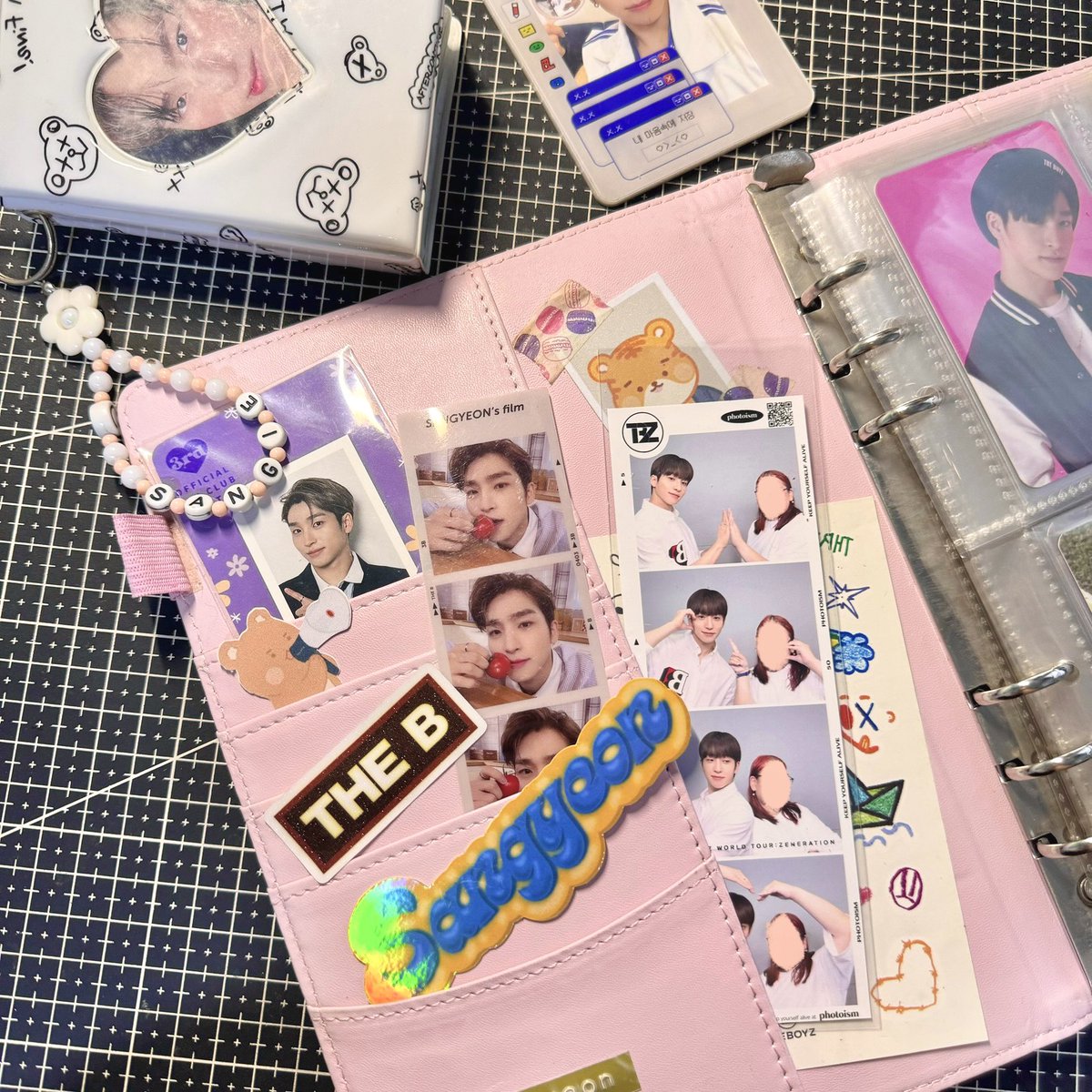 gomawoahph's tweet image. ⊹ ࣪ ˖₊˚⊹⋆ 3dz stickers 

who’s your tbz bias? 

show them through these vibrant holographic stickers!

pre-order for pick-up at #TheBScribblesSociety
🌤️ 07/15 - 07/22
🗓️ 08/04 @ mabuhay tea house
🛒bit.ly/3y57sUv

for non-attendees who want to order, send us a dm ♡