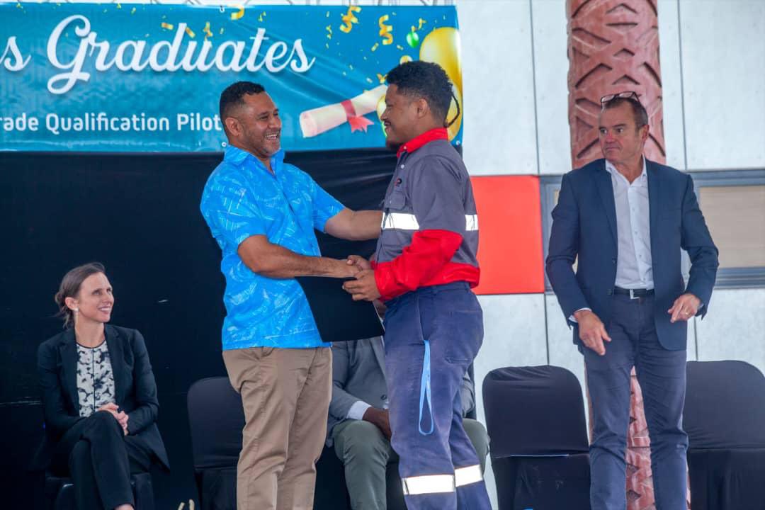 daditoka's tweet photo. Congratulations to the 21 men and women that successfully completed their Trade Qualification Program at the new Metoreia Health Centre. The certificate presentation ceremony saw trainees in metal fabrication and welding, carpentry and plumbing. Thank you to PNGAust Partnership https://t.co/94jN647bel