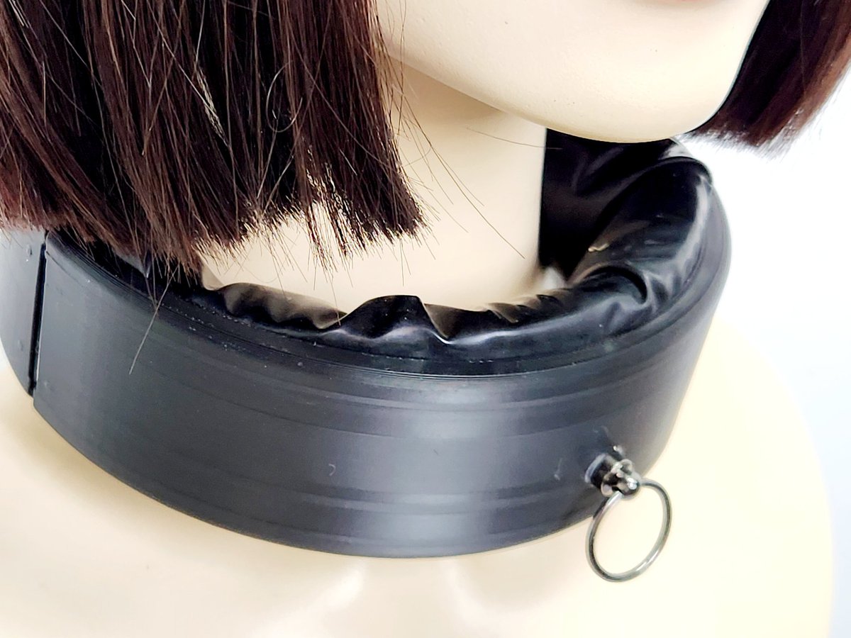 RIGHTSNEED's tweet photo. 好的想法+预算不封顶=新道具诞生
遥控的充气项圈，可以遥控充气、放气；内置锂电池type-c的接口，定制的模块集成度超高，佩戴也很轻便，才100多克。玩法想想就不少~~不要挑战最紧 #inflatablechoke #latexfetish #bondage https://t.co/3rRcI68OEP
