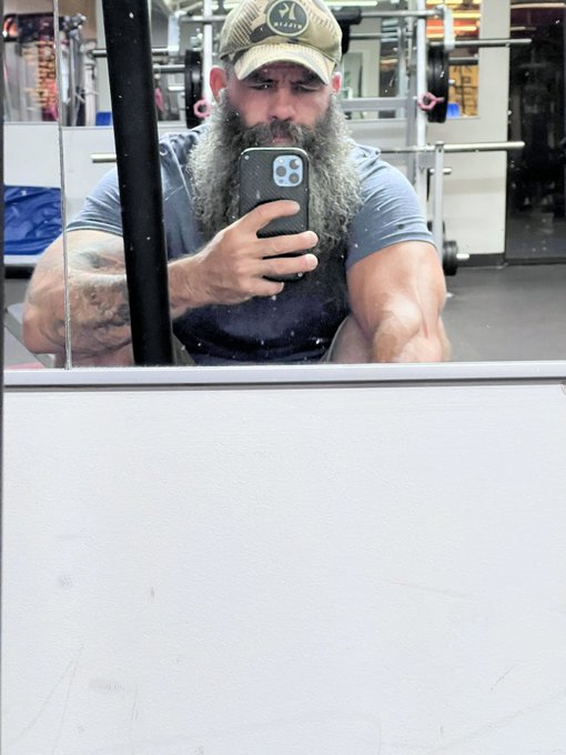 How are we supposed to get good gym selfies when they don’t clean the mirrors? ? https://t.co/GnZwKe