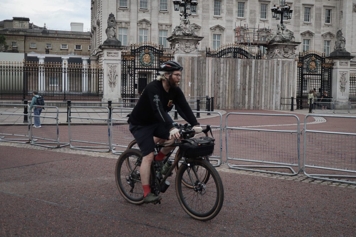 heavymetalcc's tweet photo. Happy Birthday #NeonKnight! Three years of 'spin and a tin' To celebrate we rode up to Hampstead to check out the view over London from Kenwood House and finished with a pint at the Duke in Highgate. Next one 6th August https://t.co/RZe7QL0UH1
#BirthCycleDeath #HeavyMetalCycling https://t.co/4OetnEyclH