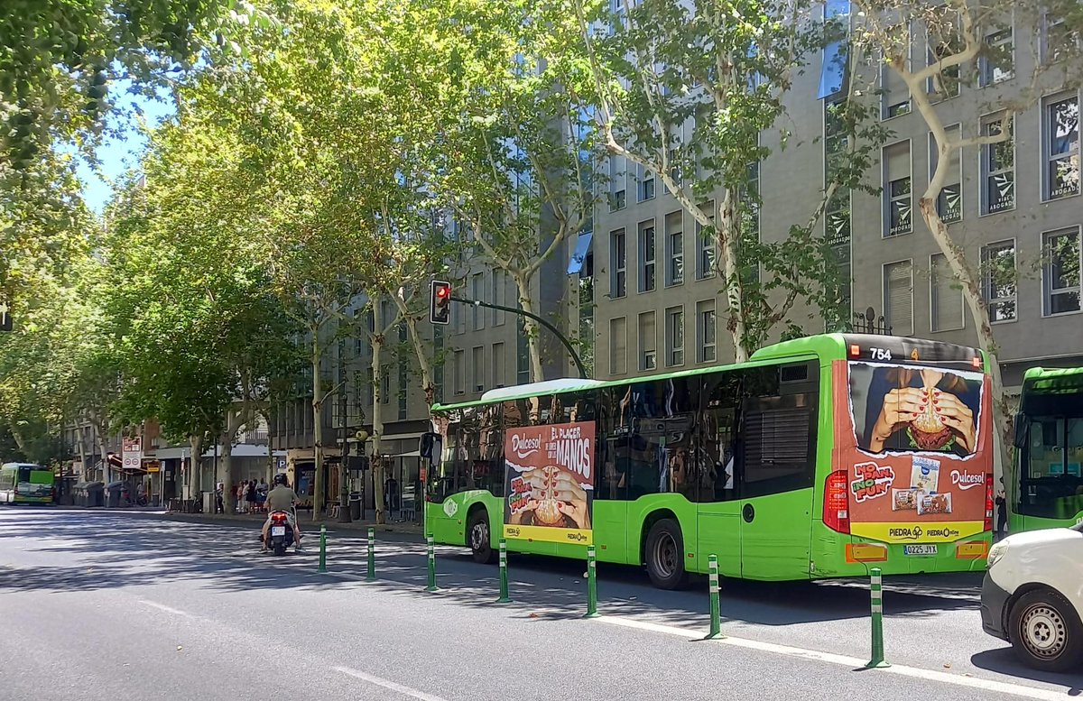 vickyfoods's tweet photo. 😀Seguimos potenciando la campaña #NoPanNoFun de nuestra marca #Dulcesol a través de los autobuses vinilados que veréis circular por las calles de Córdoba. 

😊La iniciativa celebra el placer de comer con las manos, y si es probando nuestra amplia gama de panes para hamburguesas, perritos y ahora también tortillas de trigo, aún mejor.
