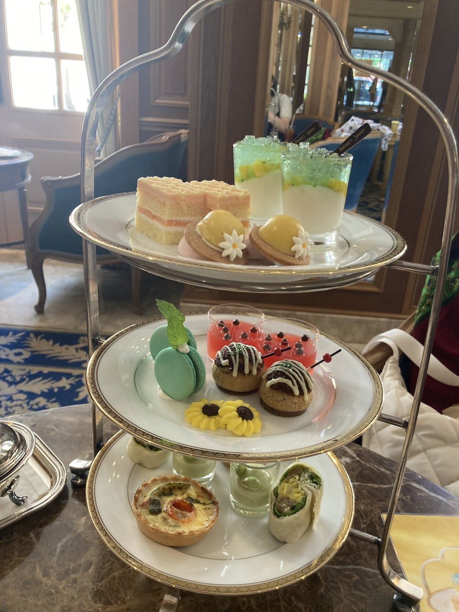 dancingnoa's tweet photo. 横浜そごうの英国展行ってきた。イギリス好きな自分には、これはたまらん、という内容でしたわ。可愛い缶の紅茶多数、私の愛するバーレイの食器も眼福。
もちろんゲットしたよ。
それから、ニュー��ランドのアフタヌーンティーへ。
ああ、絶品だったわああ。 https://t.co/BWGvweLmTa