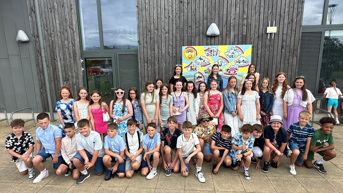 ParcyTywyn's tweet photo. Criw gwych o ddisgyblion Bl6 ar eu ffordd i'r prom yr wythnos diwethaf. Pob lwc i chi ar y bennod nesaf 😃 

 #PyT #blw6 #dathlu 

Our fantastic year 6 pupils on their way to the prom last week. Good luck on your next chapter 😃 https://t.co/hfMWLnD97o