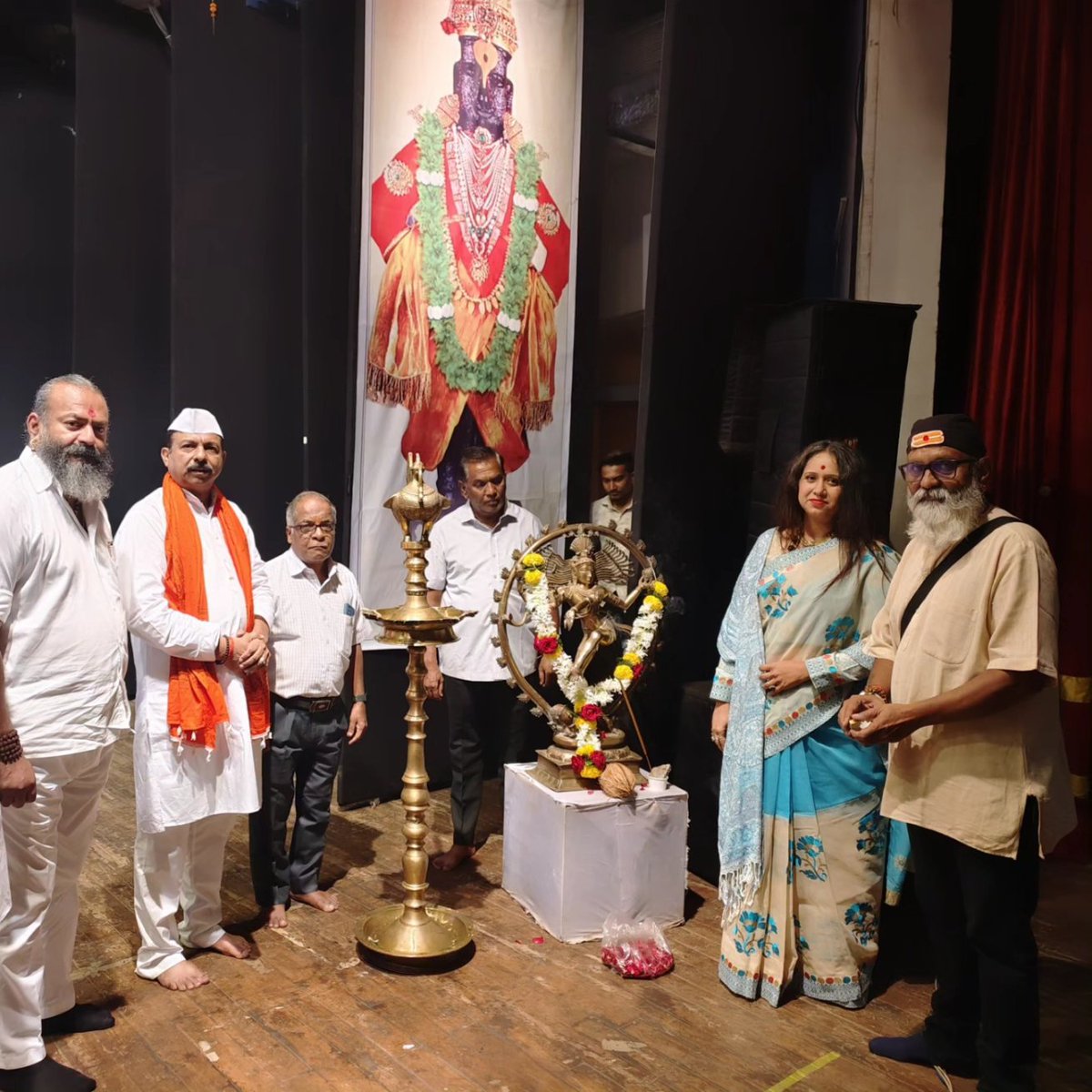 aniepaul's tweet photo. महाकवी कालिदास कलामंदिर, नाशिक येथे देवशयनी आषाढी एकादशी निमित्त " हेचि दान देगा देवा" अध्यात्मिक सांस्कृतिक कार्यक्रमाचे आयोजन करण्यात आले होते. ह्या कार्यक्रमाचे दिप प्रज्वलन डॉ.अनिरुद्ध धर्माधिकारी यांच्या हस्ते  करण्यात आले. https://t.co/HDbZNtyRch