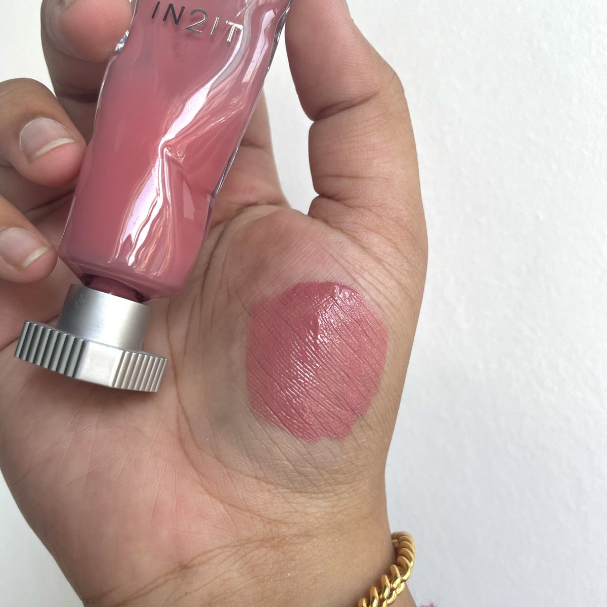 I think it's time to invest on multi-use product. 

Contohnya this lip paint from in2it. 3 purpose— lipstick, blusher &amp; eyeshadow. 

Lagi best sbb jimat kalau bawa travel. No need to bring big big makeup bag! 🤣