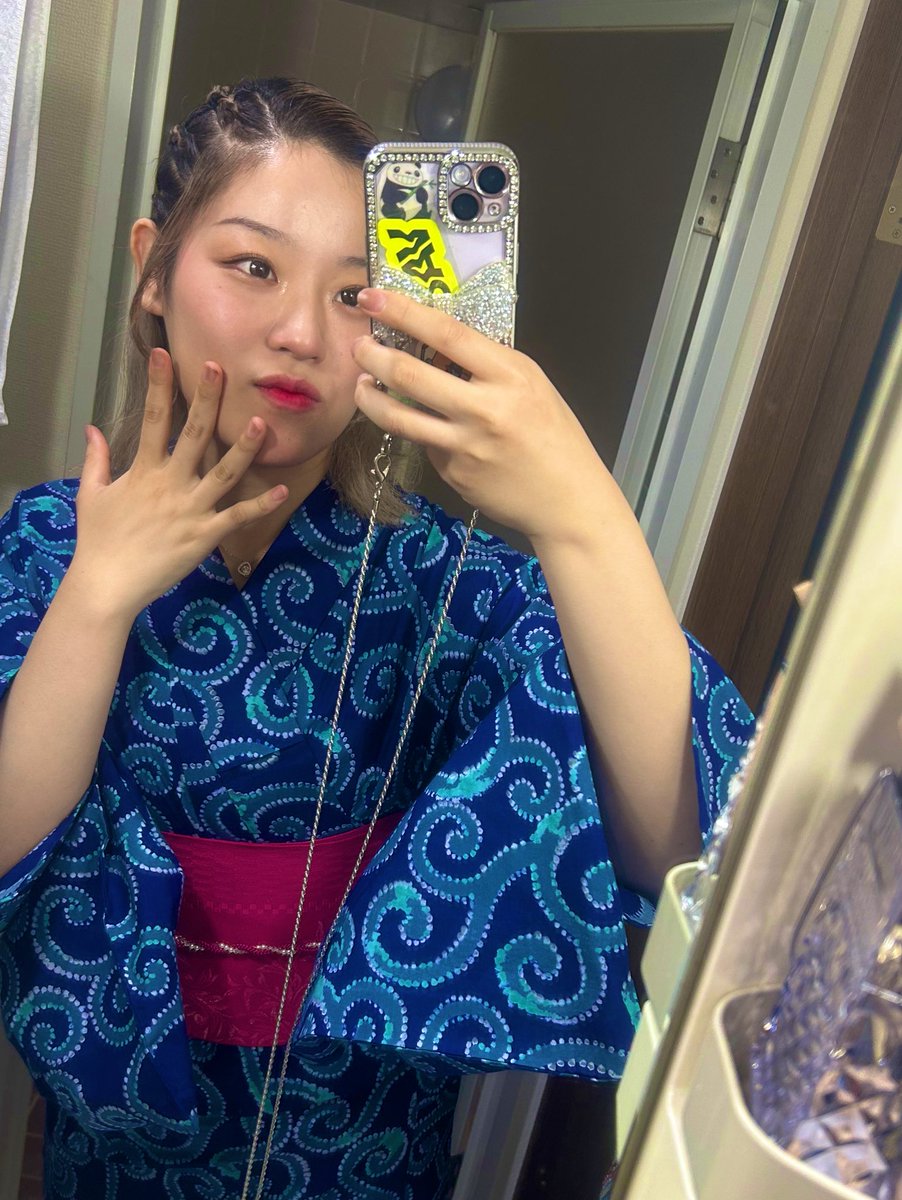 manaka_misawa's tweet photo. まぶしくて眉間にシワよってるけど今年初浴衣✨でテンションアゲ天揚げって感じです🙄

※お気に入りは自分で髪の毛編み編みしたのと母上がかわいく締めてくれた帯とカラコン。 https://t.co/DeKmo7TMxy