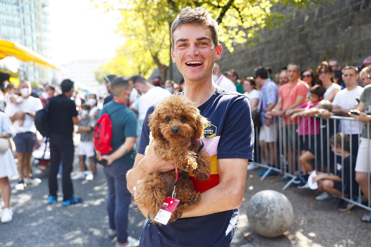 lavuelta's tweet photo. 🐶🐾 World Dog Day with @seppkuss 

Día Mundial del Perro 🥰🐕con @seppkuss 

📸 @SprintCycling https://t.co/hqXGehwzXd
