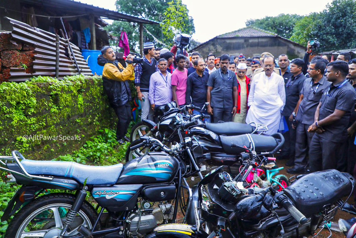 AjitPawarSpeaks's tweet photo. छत्रपती शिवाजी महाराजांनी सर्व जाती, धर्म, पंथांच्या मावळ्यांना सोबत घेऊन स्वराज्य स्थापन केले. स्वराज्यस्थापनेतील महत्त्वाचे स्थान आणि ऐतिहासिक घटनांचा साक्षीदार असलेल्या किल्ले विशालगड परिसराला आज भेट दिली. तिथे घडलेल्या दुर्दैवी घटनेच्या पार्श्वभूमीवर नुकसान झालेल्या स्थानिक नागरिकांशी, प्रशासकीय आणि पोलीस अधिकाऱ्यांची चर्चा करून वस्तुस्थिती समजून घेतली. विशाळगड परिसरात घडलेली हिंसाचाराची घटना अत्यंत निषेधार्ह आहे. त्याची पुनरावृत्ती टाळणे, स्थानिक रहिवाशांची सुरक्षा आणि जातीय सलोखा कायम ठेवणे हे महायुती सरकारचे सर्वोच्च प्राधान्य असून त्यादृष्टीने कार्यवाही करण्याच्या सूचना संबंधित अधिकाऱ्यांना दिल्या. कोणाचीही फूस आणि अफवांना बळी न पडता सर्वांनी एकता, बंधुता, जातीय सलोखा कायम राखावा. छत्रपती शिवाजी महाराज, छत्रपती संभाजी महाराजांचा स्वराज्यातून सुराज्य घडविण्याचा विचार पुढे नेण्यासाठी सर्वांनी योगदान द्यावं, असं कोल्हापुरातील आणि राज्यातील तमाम नागरिकांना माझे आवाहन आहे.
