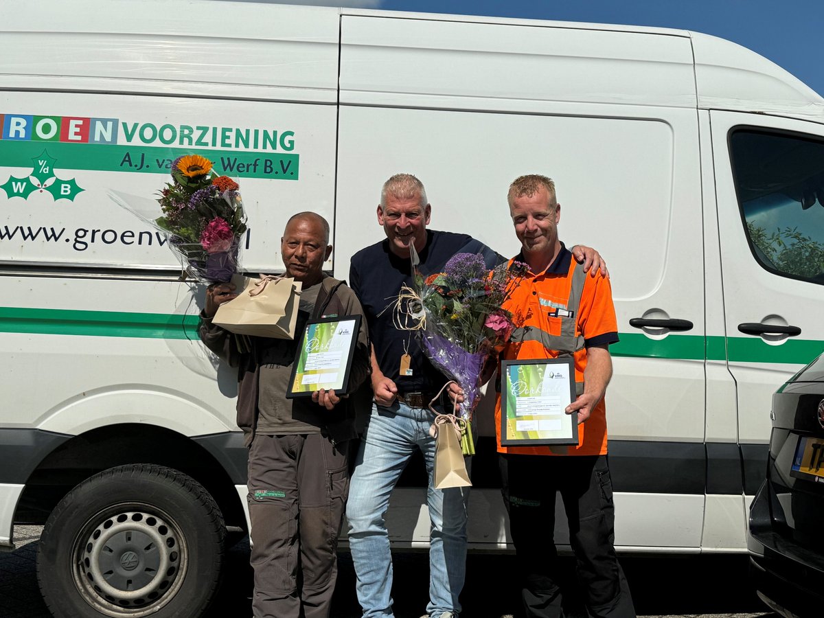 Twee jubilarissen in ons midden! 12,5 jaar in dienst. Vanaf de start als allround groenvoorzieners werkzaam bij ons. Legi en Mark gefeliciteerd met het jubileum en bedankt voor jullie enthousiasme en inzet! Op naar de 25! #Groeningoedehanden
