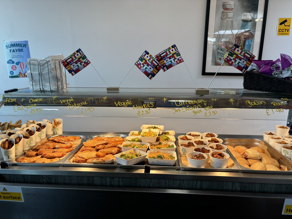 ChancellorsSch's tweet photo. The canteen put on a spread today!

Our amazing kitchen staff cooked food from around the world, including dishes they made from their own cultures 🍕🍗🌯🍛 https://t.co/CkcLIDDksD