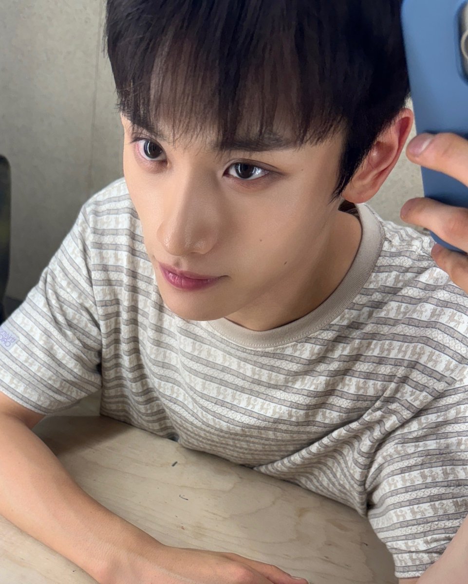 TIOT_NOW's tweet photo. [#준현]
거울속에서 나 유혹하지 마.....🫥🫥

#금준현 #KUMJUNHYEON
#TIOT #티아이오티 https://t.co/VnnD4FgmfA