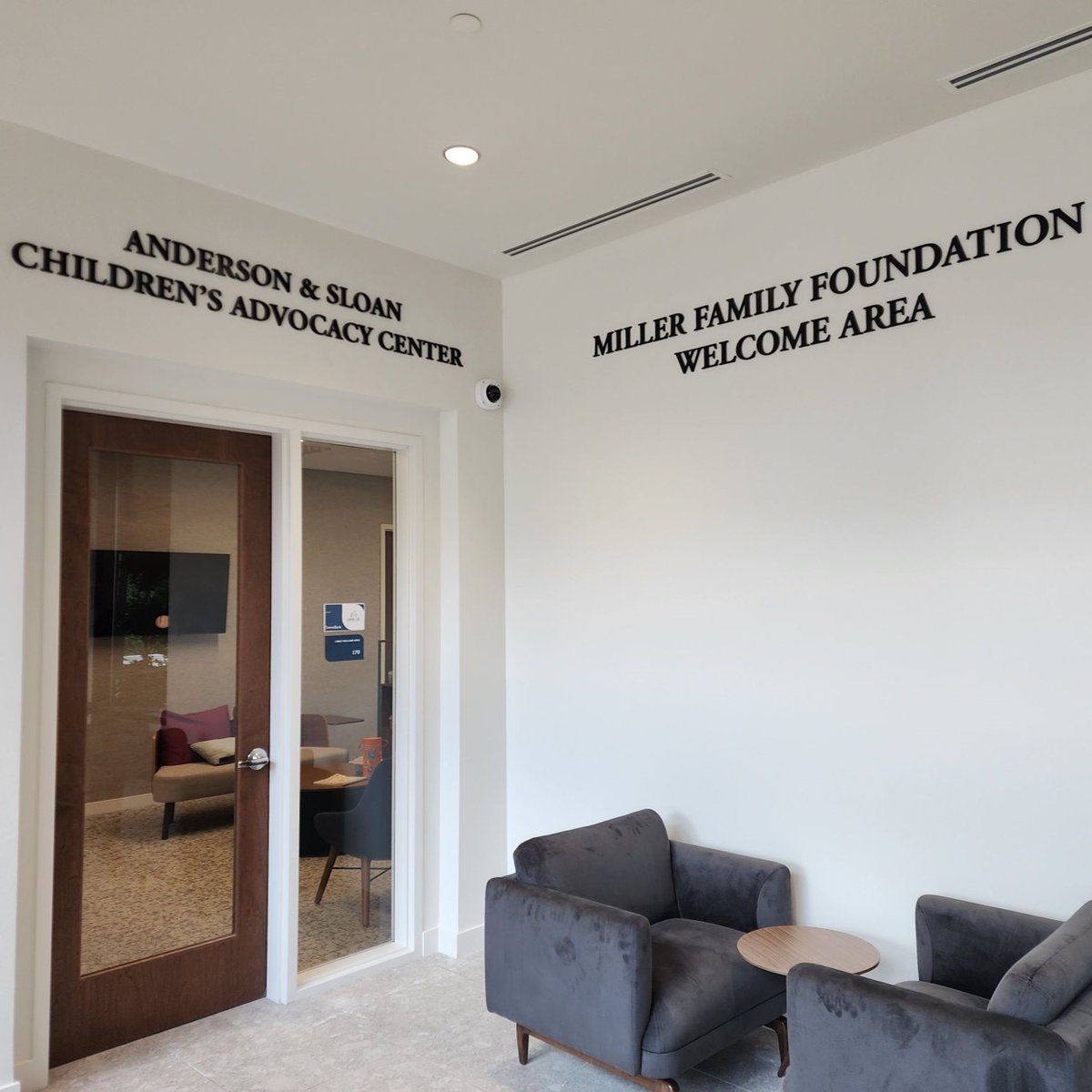 capital_sign_nc's tweet image. Our associates at SAFEchild have gotten their interior signage delivered &amp;amp; installed ✔️ 

#Interior #InteriorSign #SignExperts #InteriorDesign #SignDesign #ADASignage #Wayfinding #Branding #SafeChild #BusinessBranding #Business