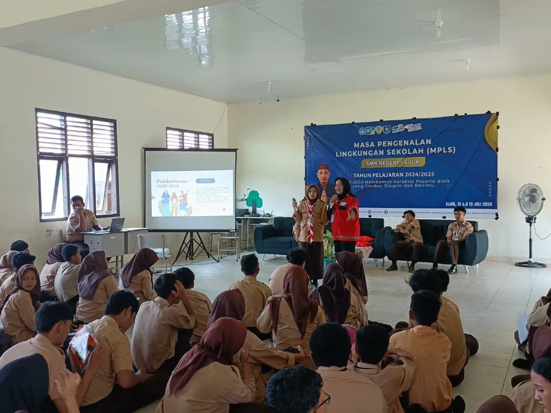 PMIBelitung's tweet photo. Dalam mendukung kegiatan Masa Pengenalan Lingkungan Sekolah (MPLS) SMK Negeri 1 Sijuk.  Memberikan materi Solidaritas Melalui Pertemanan Yang Baik, dimana nantinya tidak ada lagi bullying/ perundungan yang terjadi di lingkungan sekolah (18/07/2024).

#PMISelaluBantu #StopBullying https://t.co/c26EZ1mltY