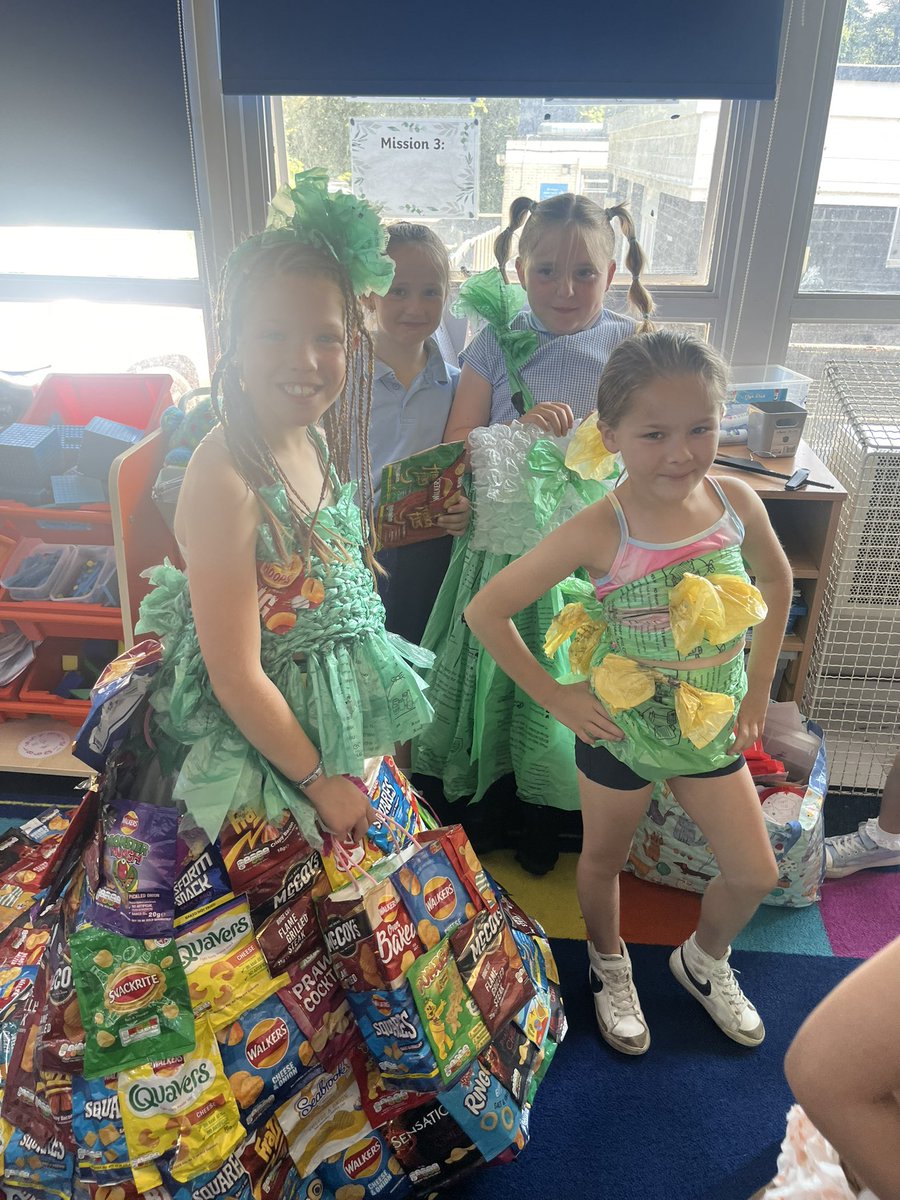 Year 3 were ‘Trashion Show’ ready today! We had lots of fun striking a pose, but also spreading the important message of looking after our world! 🌎 ♻️ 📸 ✨ #crcp3 #crcpeco <a href="/EcoSchoolsWales/">Eco-Schools Wales</a>