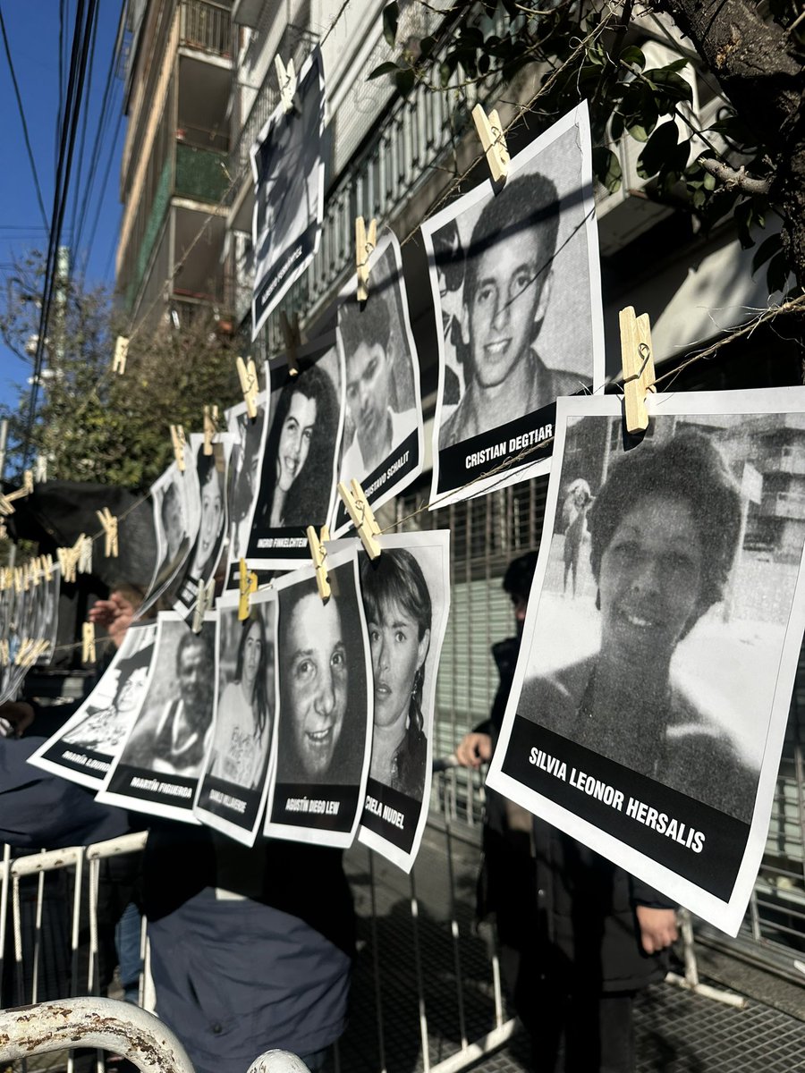 30 AÑOS

Como cada 18 de julio acompañamos el reclamo de los familiares.

Renovamos el pedido de justicia para que el atentado antisemita mas letal de muestra historia no quede impune.

#30añosAMIA