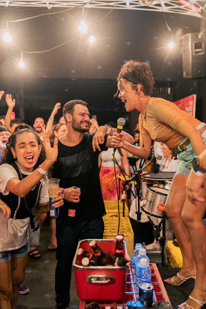 E aiii, pagolovers! Bora sextar com a gente? ✨

Amanhã tem pagodinho no BlackBird, o rolê começa 19h. Também vai ter um som massa com a DJ Gabi Grammont! 💃🏽

Compra teu ingresso aqui: instagram.com/p/C9f4OxaPIEd/… 🎟️

Esperamos vocês no front assim 👇🏽