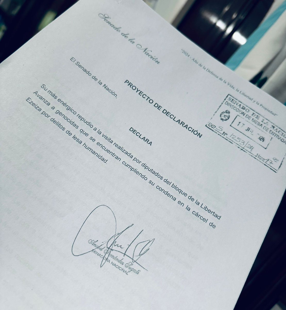 anabelfsagasti's tweet photo. La gravedad institucional que implica el encuentro de legisladores nacionales con autores del terrorismo de Estado perpetrado en los años más oscuros de nuestro país no tiene precedente alguno. 

Son genocidas, represores, torturadores, ladrones de bebés y asesinos condenados a prisión perpetua de forma unánime.

Presenté en el @senadoargentina un  proyecto de declaración de repudio a este aberrante hecho. Me avergüenza como mendocina que una representante de nuestra provincia haya participado de esa funesta visita al penal de Ezeiza.

A 40 AÑOS DEL REGRESO A LA DEMOCRACIA DECIMOS #NuncaMás
