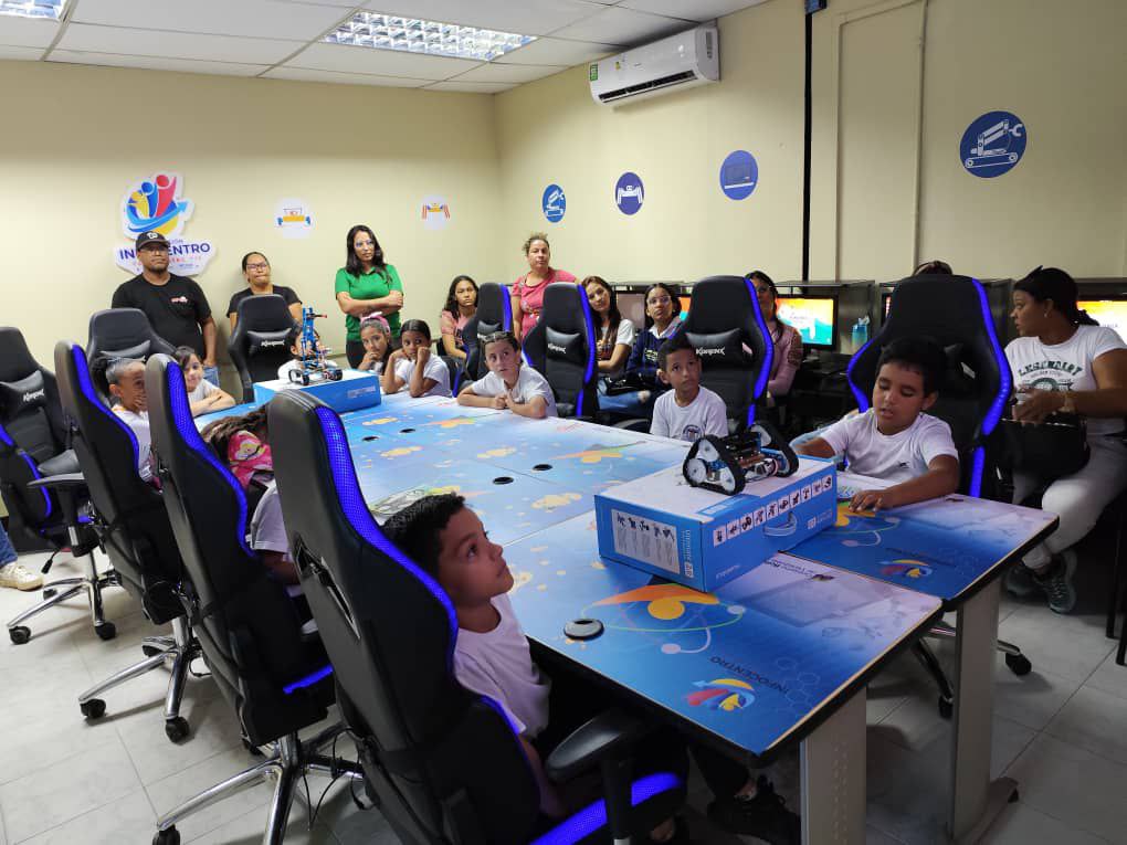 IsisDomingue2's tweet photo. Continúa desde @YAR15Mg, nicho del Núcleo de Robótica de Cañaveral, la formación a los @SemillerosC_ del C.E. Juan Pablo II, niños se apropian de las TIC con énfasis en las STEM…

#VenezuelaObrera
¡Vamos!
@Gabrielasjr
@LarosaInfove
@InfocentroOce https://t.co/GnKNpNLRHz