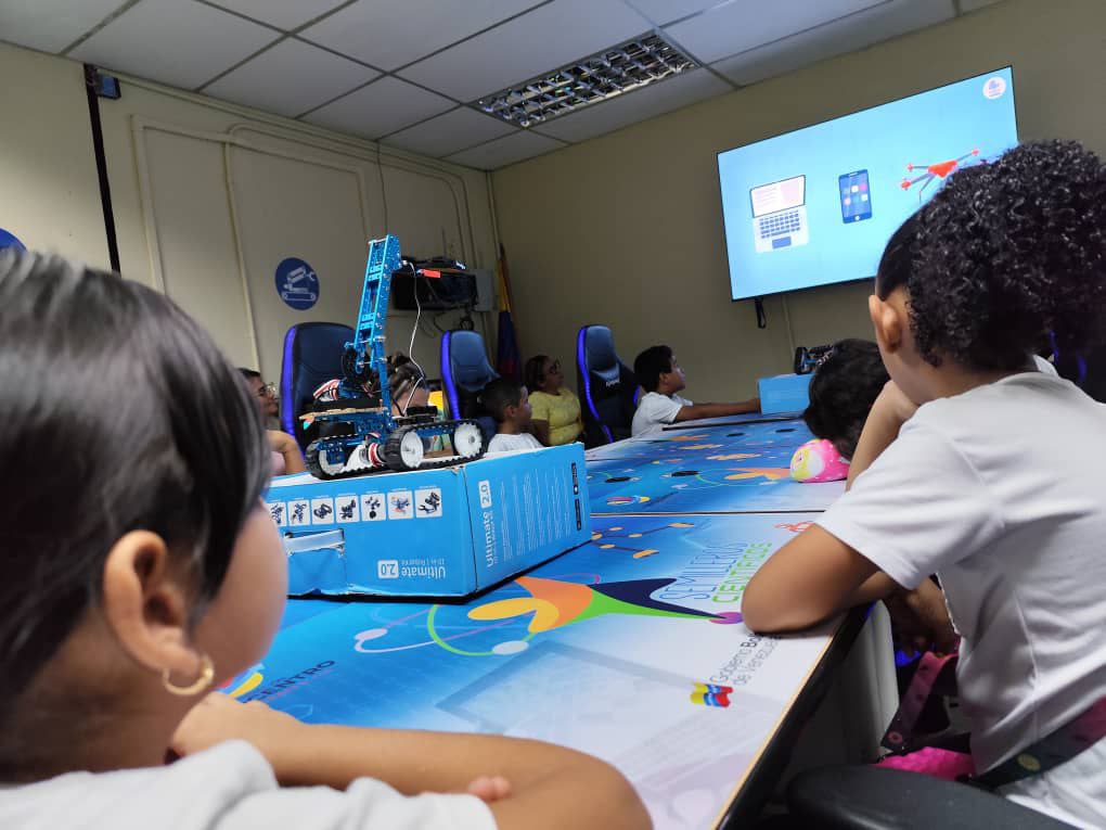 IsisDomingue2's tweet photo. Continúa desde @YAR15Mg, nicho del Núcleo de Robótica de Cañaveral, la formación a los @SemillerosC_ del C.E. Juan Pablo II, niños se apropian de las TIC con énfasis en las STEM…

#VenezuelaObrera
¡Vamos!
@Gabrielasjr
@LarosaInfove
@InfocentroOce https://t.co/GnKNpNLRHz