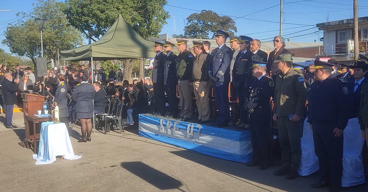ConsulparRcia's tweet photo. Asistimos a la Ceremonia Conmemorativa por día del Servicio Penitenciario Federal, realizado en la Prisión Federal Norte Unidad 7, en Resistencia.
Trabajo en coordinación que realiza el consulado con la unidad penitenciaria regional. 🇦🇷🇵🇾
#ConsuladoPy #Resistencia #Chaco https://t.co/KkkCfTfsJa