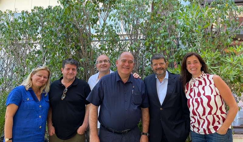 Fundación Obra Mercedaria (@fund_mercedaria) on Twitter photo Encuentro con el Sr. <a href="/Albert_Batlle_B/">Albert Batlle</a> y el Sr. <a href="/ivanpera/">Ivan Pera</a>, responsables del distriro de Ciutat Vella, para evaluar sobre cómo mejorar los distintos barrios donde estamos presentes: <a href="/basilicamerce/">Basílica de la Mercè</a> -Gótico-, y el PAO - Raval-, donde atendemos a familias con escasos recursos. 🙌 Encuentro con el Sr. <a href="/Albert_Batlle_B/">Albert Batlle</a> y el Sr. <a href="/ivanpera/">Ivan Pera</a>, responsables del distriro de Ciutat Vella, para evaluar sobre cómo mejorar los distintos barrios donde estamos presentes: <a href="/basilicamerce/">Basílica de la Mercè</a> -Gótico-, y el PAO - Raval-, donde atendemos a familias con escasos recursos. 🙌