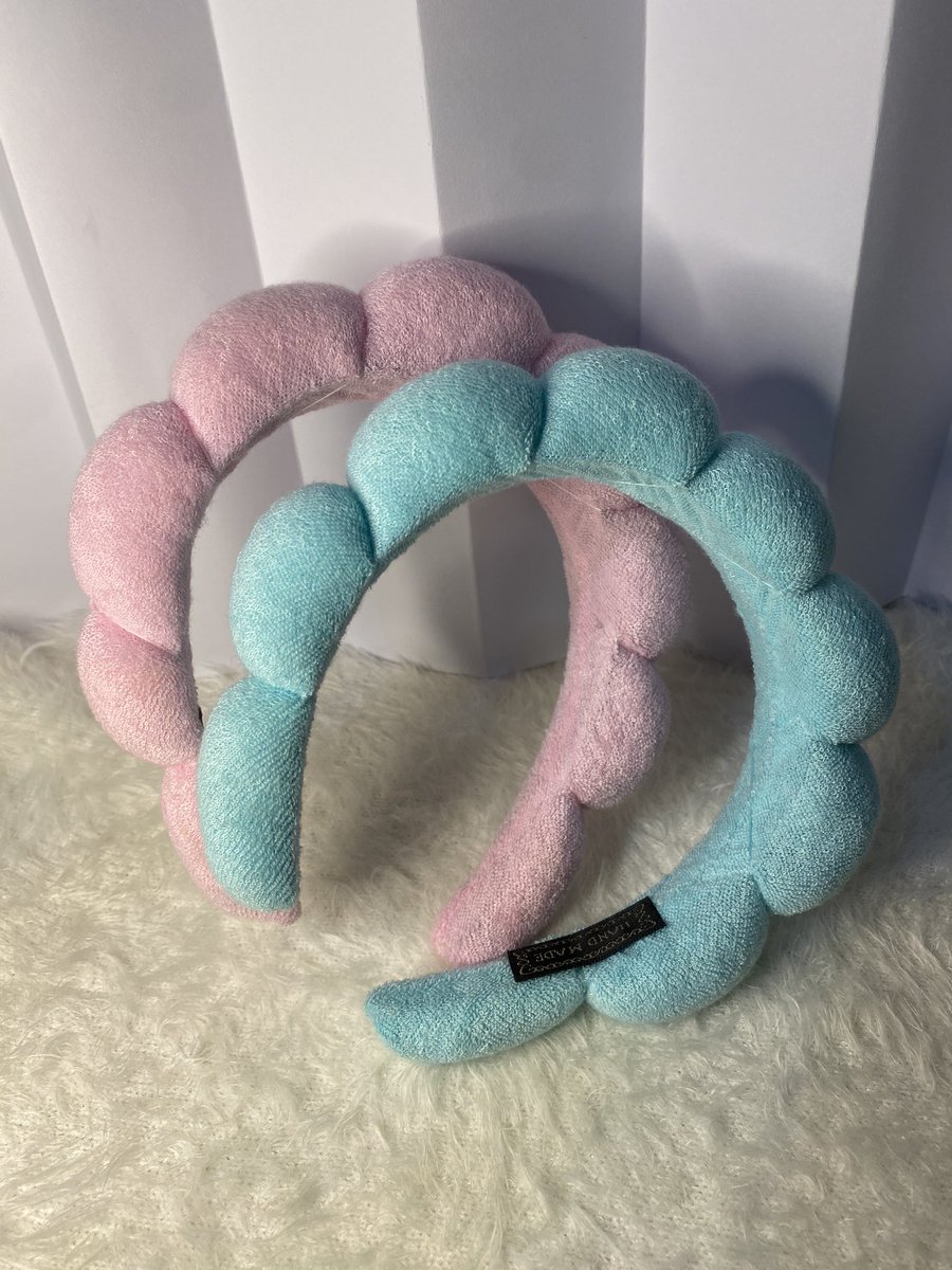 MariolaMakes's tweet photo. Nossas tiaras nuvem são acessórios confortáveis, flexíveis e lindos.
Elas são feitas de materiais que absorvem a umidade e se ajustam a qualquer cabeça.
São ótimas para segurar o cabelo enquanto você cuida da sua pele, da sua maquiagem ou do seu banho. Você vai adorar usá-las! https://t.co/dkvC9jispQ