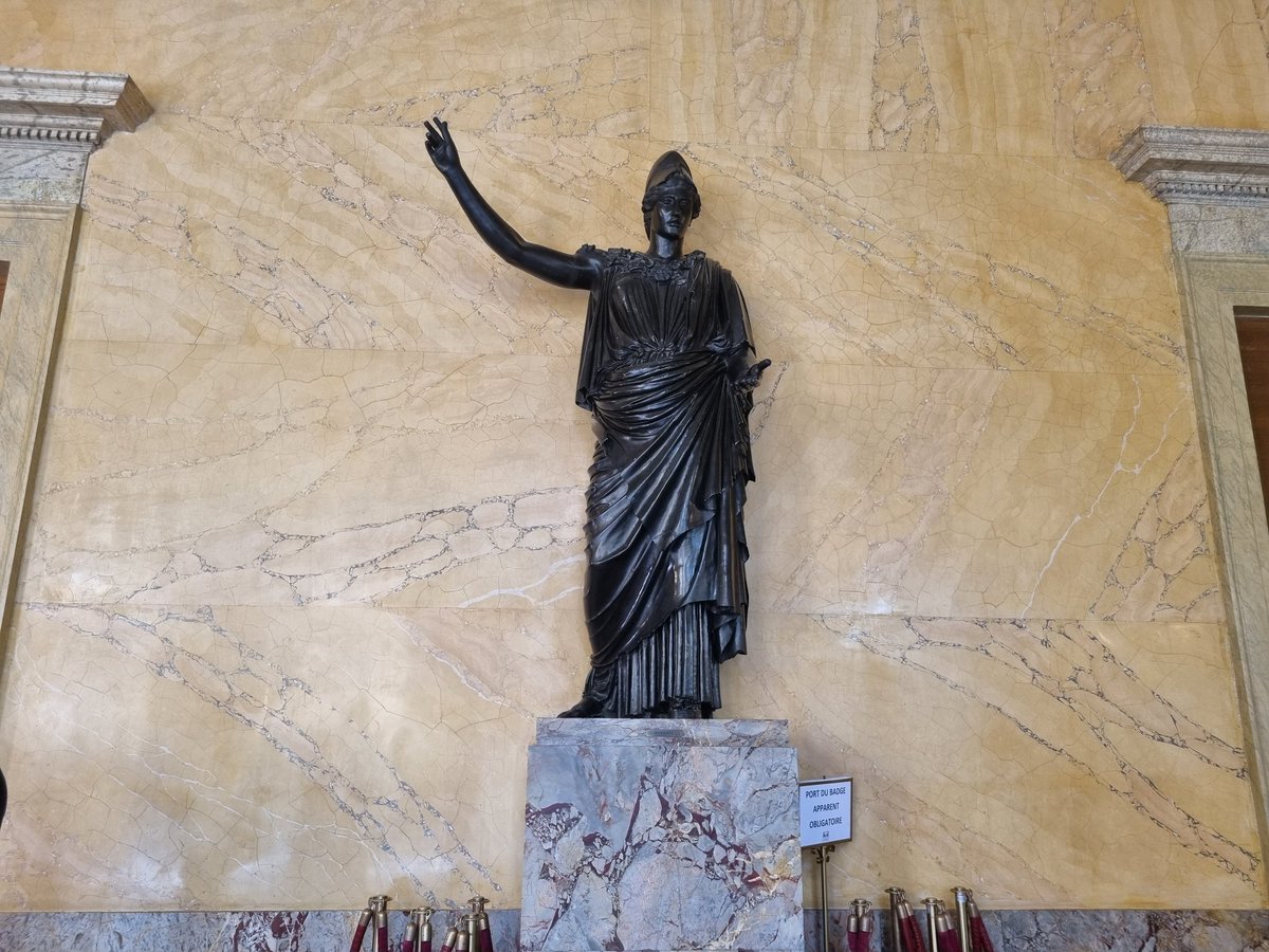 C'est reparti pour le second tour de l'élection du perchoir. Quatre candidats sont en lice : André Chassaigne, Yaël Braun-Pivet, Charles de Courson et Sébastien Chenu. Le candidat RN était sensé se retirer, mais à surpris l'assemblée en se maintenant. Fin du vote à 18.15.