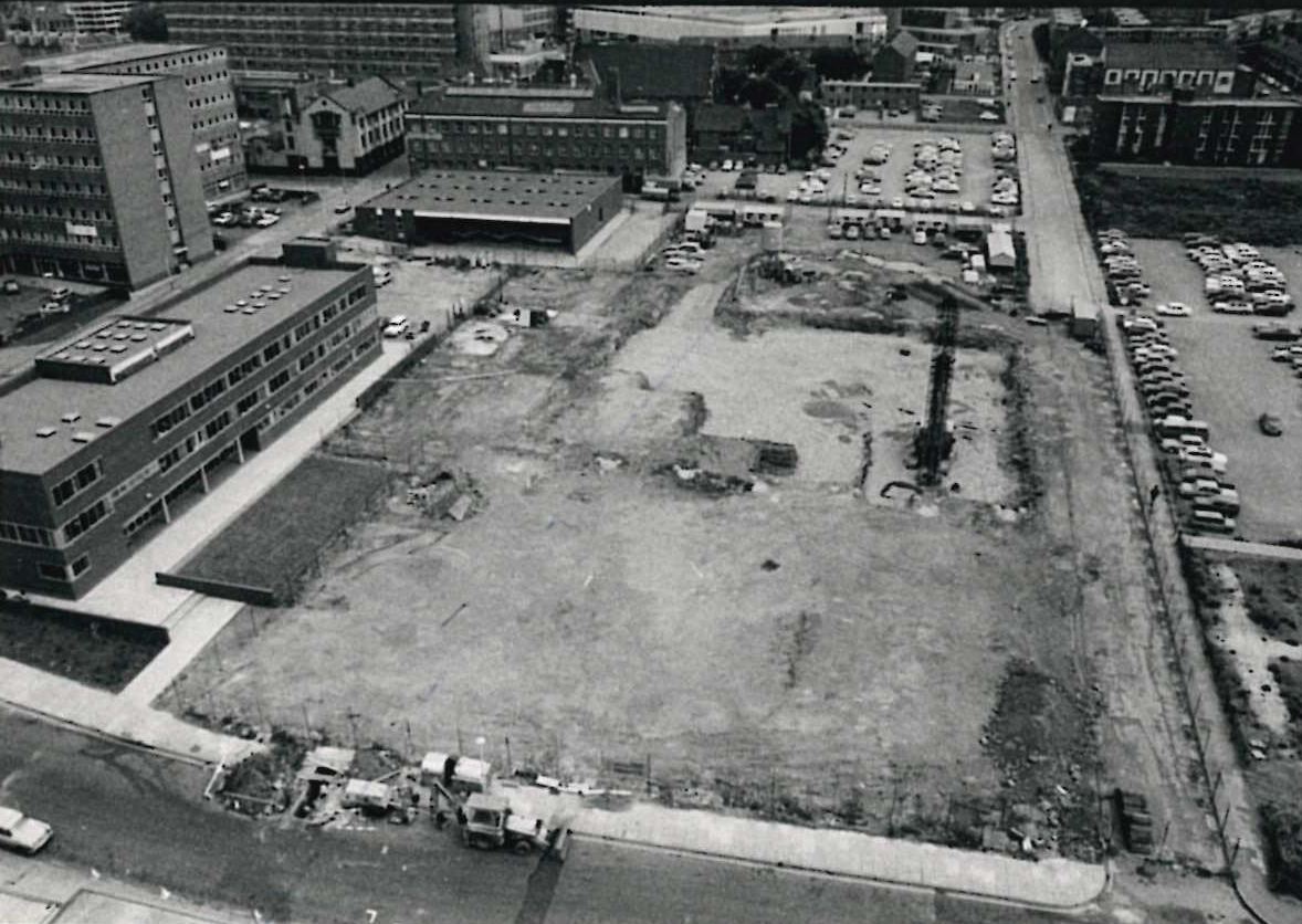 LibraryDMU's tweet photo. For #throwbackThursday, here's a view of what Mill Lane looked like in ca.1970 when it was terraced housing, and an early 1975 view of the same site with Eric Wood built and foundations for #KimberlinLibrary being prepared @dmuleicester @dmuestates https://t.co/TKG9oPxCPv