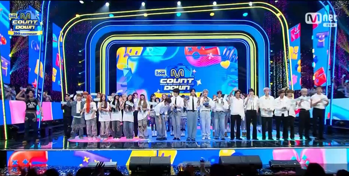mjiohnim_'s tweet photo. So easy to find lee seunghoon😭😭😭 https://t.co/kfu4FOsNo3