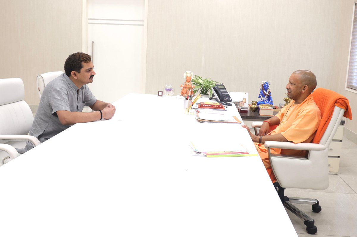 myogioffice's tweet photo. मुख्यमंत्री श्री @myogiadityanath जी महाराज से आज लखनऊ में उत्तर प्रदेश विधान परिषद के माननीय सदस्य श्री विशाल सिंह चंचल जी ने शिष्टाचार भेंट की।

@MLCVishalSingh https://t.co/AeBiGTKskW
