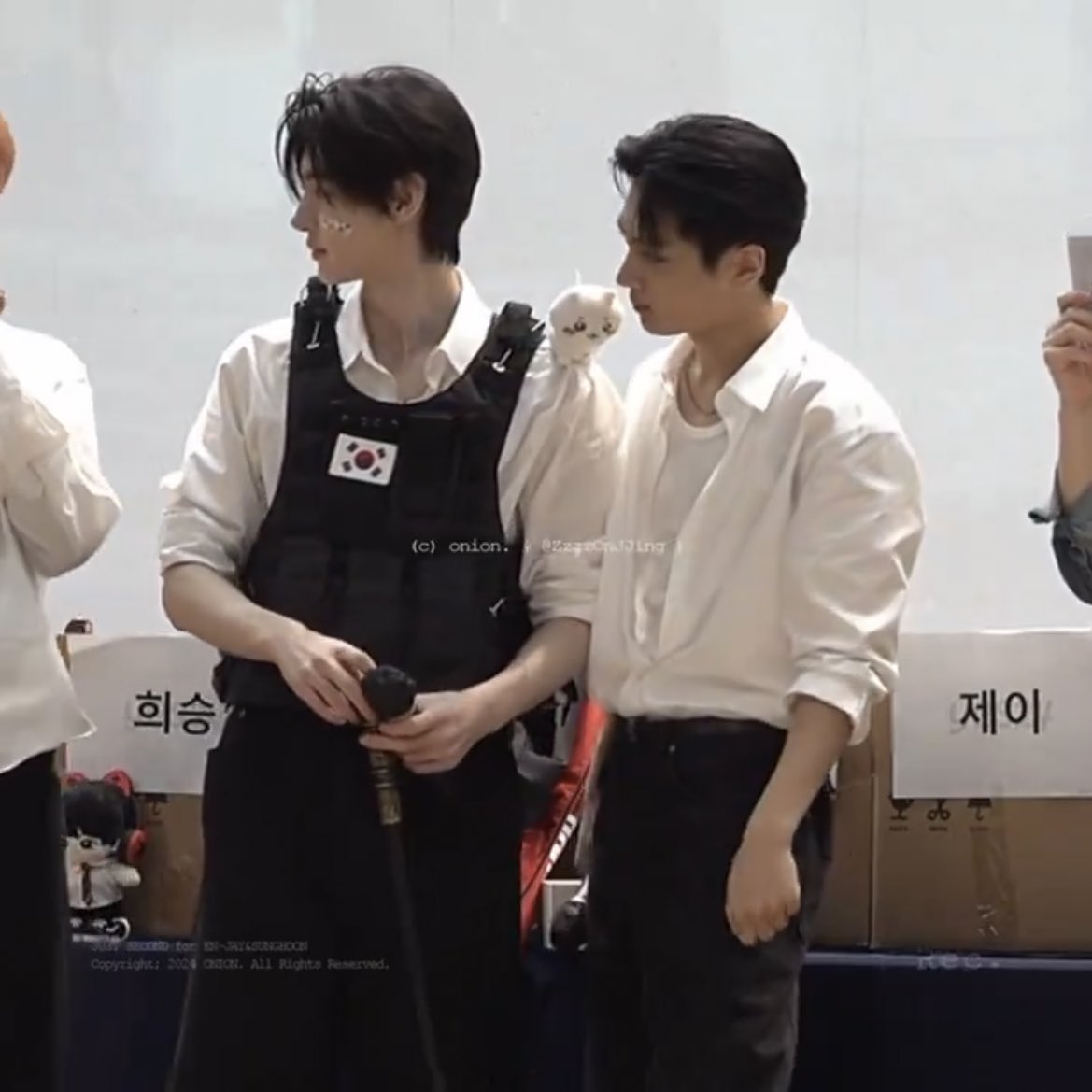 하트결성 3초도안돼서 똥마려운개처럼 동시에 고개푹숙더니 하트급속해체후 아무일도없엇다는듯이 저먼곳쳐다보기하는 과정이 그냥 두말할거없이 내흑백즈임 아..읍랑스러워