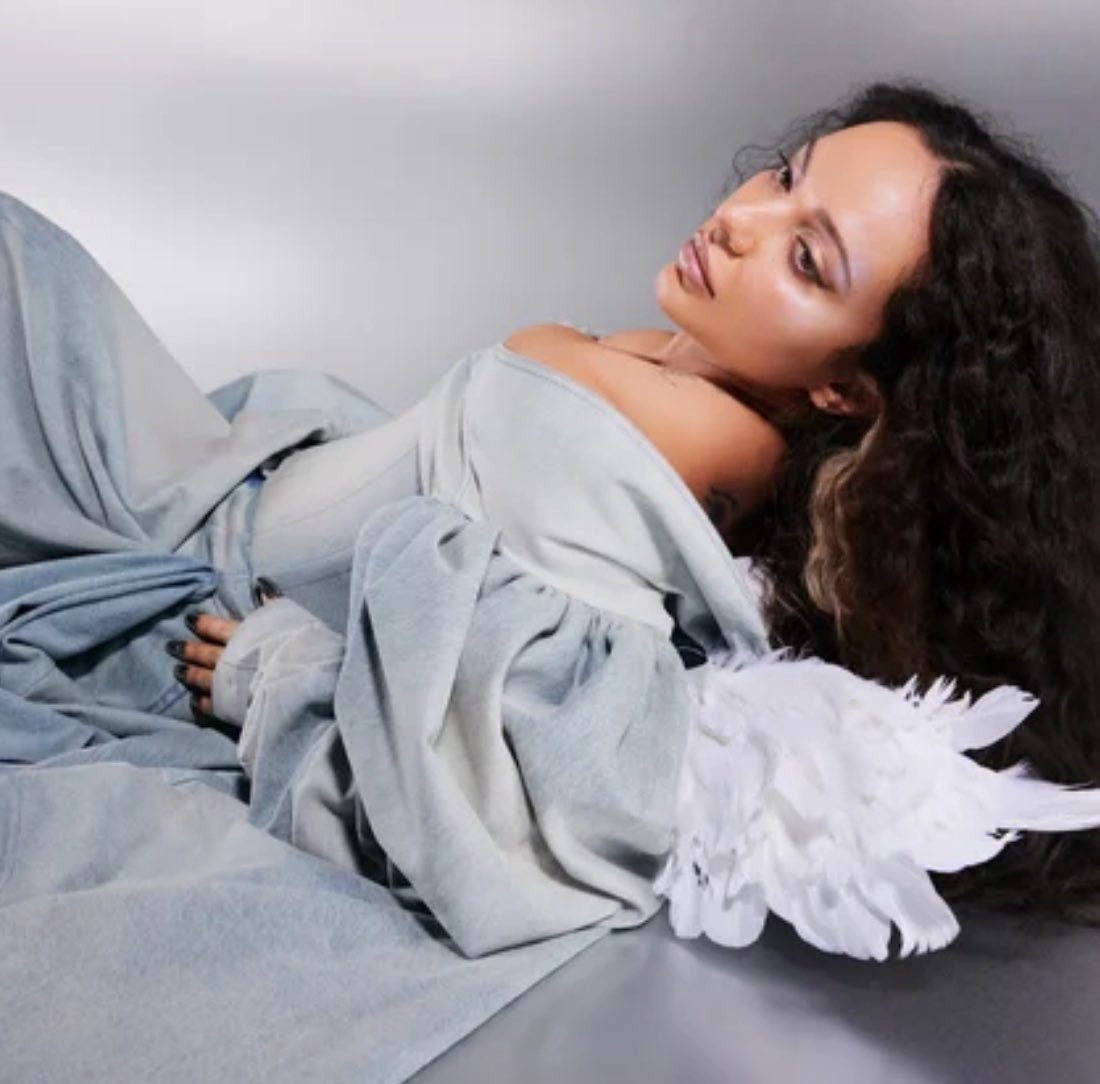JADEUpdates_'s tweet photo. ITS TIME.

'Angel Of My Dreams' is starting to release in countries so let's trend: 'ANGEL OF MY DREAMS AT MIDNIGHT'

Can we get 50 replies? 🤍✨ https://t.co/HENS3auuPd