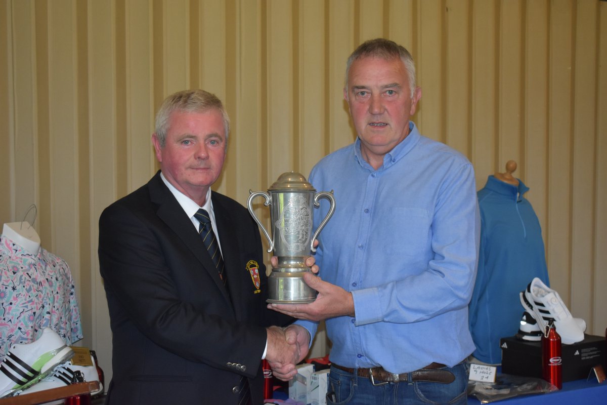 Noel Lyons winner of the Club Tankard competition being presented with his prize by Captain Frank Kearns.