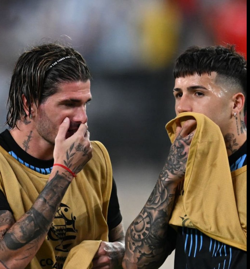 CFCPys's tweet photo. Rodrigo De Paul calls out Fofana and other players : 

“ You don’t really analyse the stadium chant, it’s more about teasing, but I understand that people who have suffered from racism might not like it. But I think if any of Enzo's teammates feel offended, the way is to call him, not post it on social media.

"I think there’s malice in this; they’re trying to make it something it’s not. It’s very strange, like kicking someone when they’re down” 

"Unfollowing him seems pointless to me. You can call him and say ‘this isn’t okay, why don’t you post a message apologizing?’, and the issue ends there” 

“No need to make a big fuss” 

Via @AlbicelesteTalk @olgaenvivo)