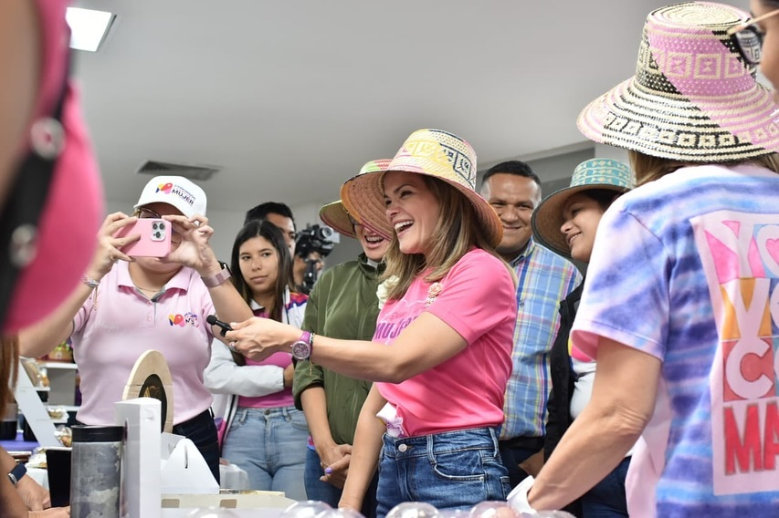 mvenezuelamujer's tweet photo. La Gran Misión Venezuela Mujer ha financiado a 120 mil mujeres, un 2.800% más que en los últimos 5 años, afirmó Dheliz Álvarez.

¡Un gran logro para la Patria Matria! 🌸 🇻🇪

@NicolasMaduro
@ConCiliaFlores
@delcyrodriguezv 
@DhelizAlvarez
@mvenezuelamujer

#VenezuelaObrera https://t.co/EOL8OdCL5g