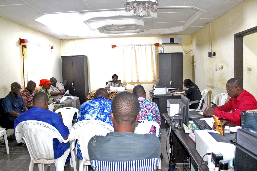 crporo's tweet photo. PROGRAMME PRIORITAIRE DU CONSEIL RÉGIONAL DU PORO 

En Côte d'Ivoire, le Conseil Régional du Poro va lancer très bientôt un programme d'investissements dénommé PROGRAMME PRIORITAIRE portant sur des infrastructures sociales de base à réaliser dans les quatre départements de la région, dans les secteurs de l'éducation, de la santé, de l'hydraulique et de l'agriculture. 

Dans l'objectif de faire des choix consensuels qui répondent effectivement aux besoins des populations bénéficiaires en tenant compte des priorités locales, des comités départementaux de sélection des localités bénéficiaires ont été mis sur pied dans chaque département sous la présidence du corps préfectoral.

Les différents comités composés du corps préfectoral de chaque département, des vice-présidents du Conseil Régional, des conseillers régionaux, des élus, de la chefferie traditionnelle, des présidents des mutuelles de développement et des directeurs régionaux ou départementaux des secteurs concernés ont organisé des séances de travail qui ont permis de dresser la cartographie des projets à réaliser sur le terrain.

Ce programme d'investissements qui s'étend sur deux ans prévoit en 2024, la construction de 25 logements pour le personnel de l'éducation et de la santé, 50 cantines scolaires et 10 champs  agricoles scolaires à accompagner pour soutenir les cantines dans les écoles, la réalisation de 5 châteaux d'eau et 100 forages équipés de pompes à motricité humaine. Dans le secteur agricole, il est prévu 20 projets d'amélioration des infrastructures de production agricole, 20 projets d'appui aux coopératives de production de vivriers, la distribution d'intrants à des coopératives pour l'exploitation de 120 ha de maraîcher.

Les travaux de chaque comité départemental sont attendus par le Président du Conseil Régional, le Ministre Fidèle Gboroton Sarassoro pour l'ouverture des chantier s du programme.