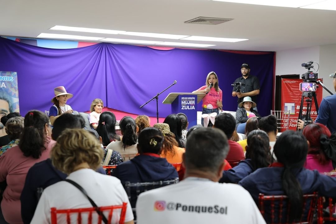 mvenezuelamujer's tweet photo. La Gran Misión Venezuela Mujer ha financiado a 120 mil mujeres, un 2.800% más que en los últimos 5 años, afirmó Dheliz Álvarez.

¡Un gran logro para la Patria Matria! 🌸 🇻🇪

@NicolasMaduro
@ConCiliaFlores
@delcyrodriguezv 
@DhelizAlvarez
@mvenezuelamujer

#VenezuelaObrera https://t.co/EOL8OdCL5g