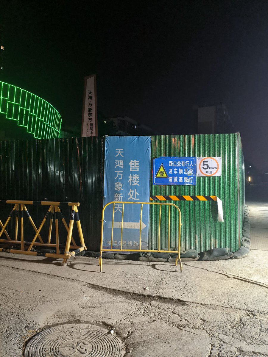 寻人寻人，7月18号晚上22:50左右，历城王舍人。龙湖天街附近，天鸿万象新天售楼处附近，看到一只小伪娘，可惜当时开车，车流量太大，停车去寻找的话已经找不到了，现在想大海捞人一次#济南 #济南伪娘 #济南CD #济南ts #济南约会