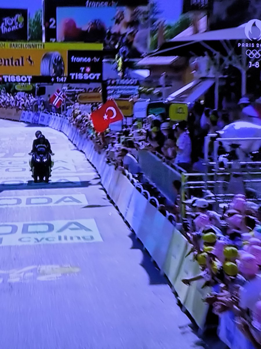 Qui peut me dire ce que fait ce drapeau turc sur toutes les arrivées des étapes du Tour 2024 ? Ceci n'est pas un montage !
<a href="/BFMTV/">BFM</a> <a href="/CNEWS/">CNEWS</a> <a href="/LeTour/">Tour de France™</a> <a href="/LCI/">LCI</a>