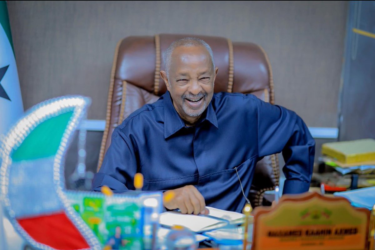 WajaaleMan's tweet photo. 🚨 #Marxuum - Xamar & Hargeysa 🚨
📣
Q. What do these two clowns the PM of Somalia @HamzaAbdiBarre & Somaliland’s Interior Minister @Min_MohKahin have in common?
A. Is it that they are both born in Ethiopia and causing a mess in their respective countries? No.
Could it be that they are both baby boomers born after WWII? No.
They’re both known as #marxuum (dead person) of their respective countries!
One is a marxuum in #Mogadishu for #Mooryan leader #HSM; while the other is marxuum in #Hargeysa for #Heego cult figure MBC. It’s as simple as that. 🤦🏾♂️